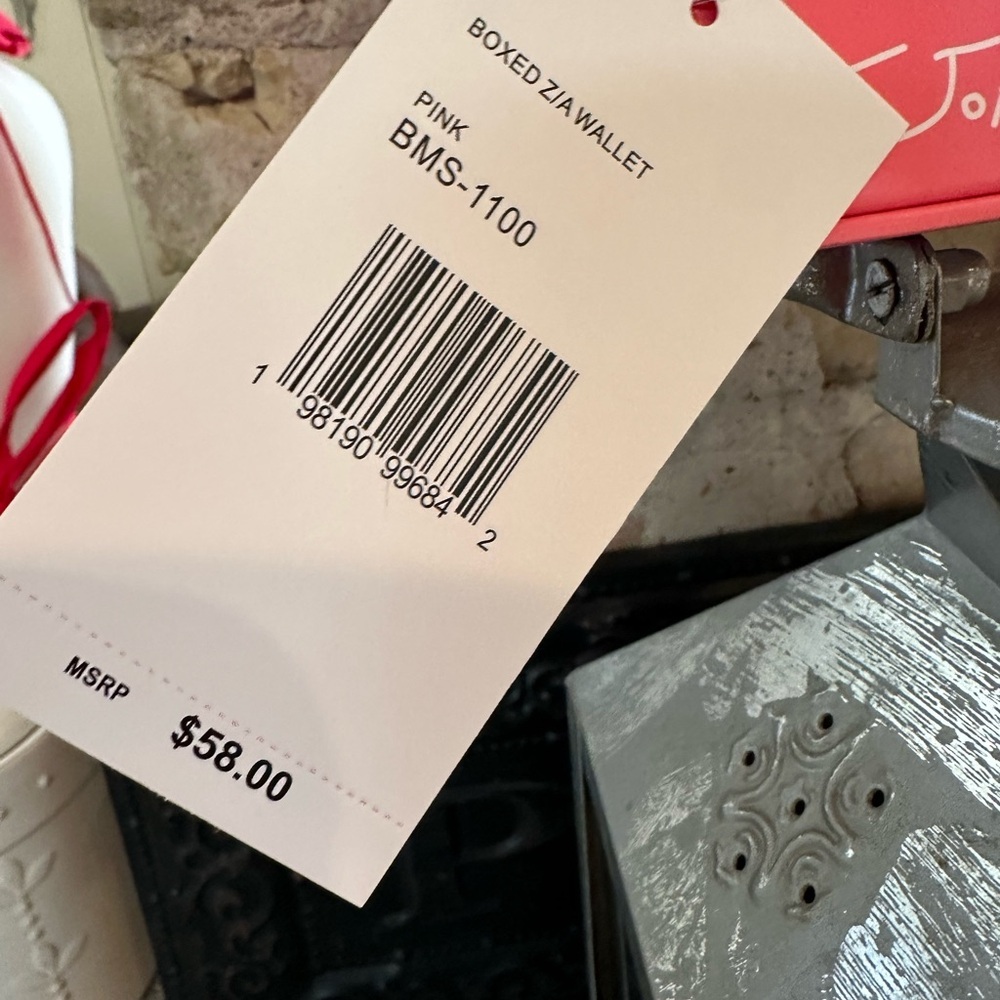 Betsey Johnson Boxed Vibrant Pink Heart Zip Around Wallet - Picture 4 of 4